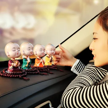 Украса на колата Буда творчески се разклаща главата си кукла смола от висок клас карикатура сладка кукла украса на интериора на автомобила ръчно изработени